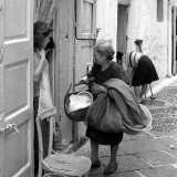 L�anziana barattava pentole, piatti, bicchieri e tegami in cambio di indumenti